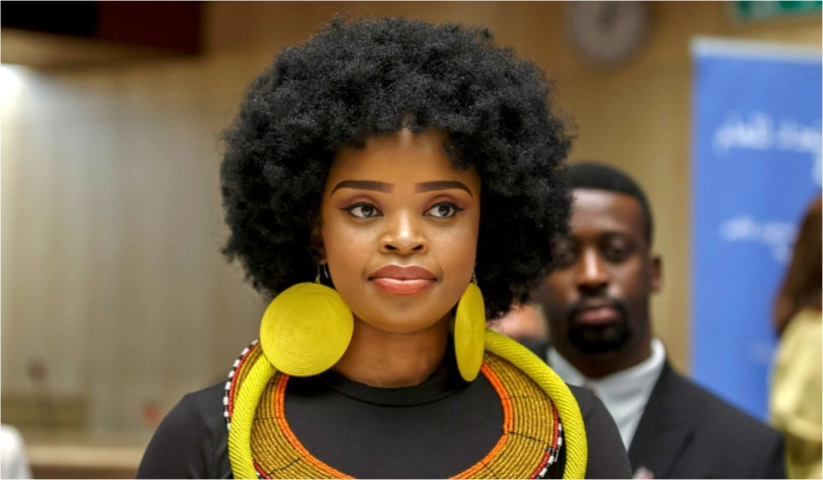 Zoleka Mandela Breaks Down in tears in last YouTube Video