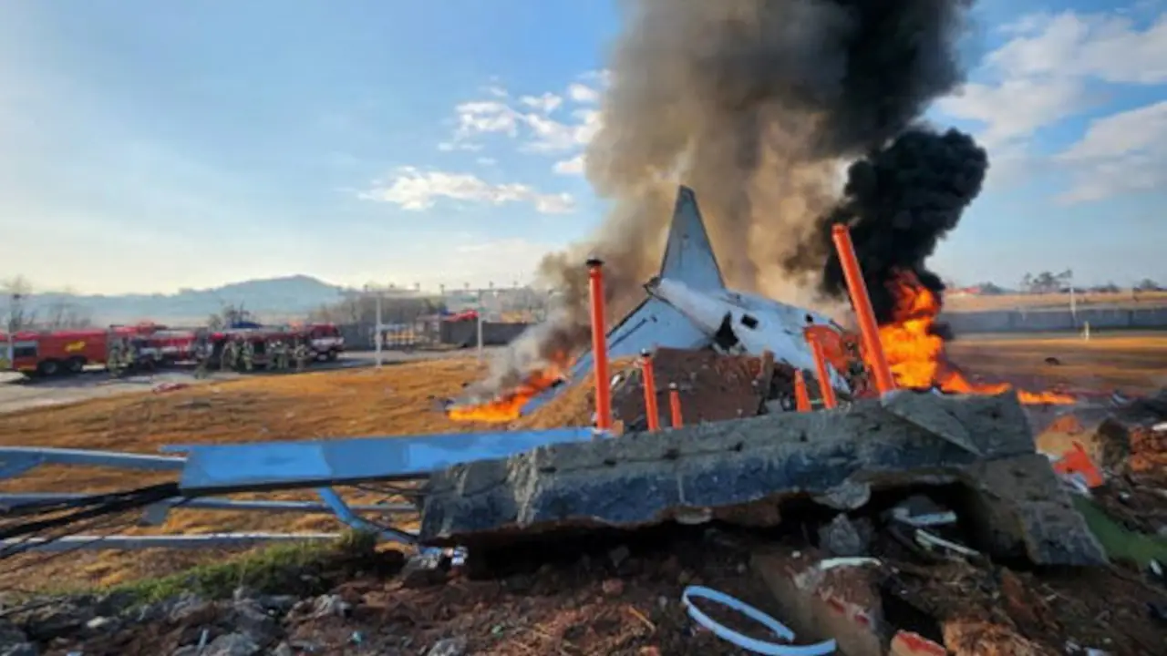 WATCH: The Horrible Moment When Jeju Air Boeing 737-800 Crashed & Burst Into Flames, Killing 179 People